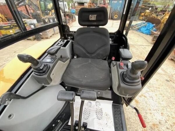 CATERPILLAR 302.7D + Marteau piqueur + Remorque + 4 Godets – Image 7
