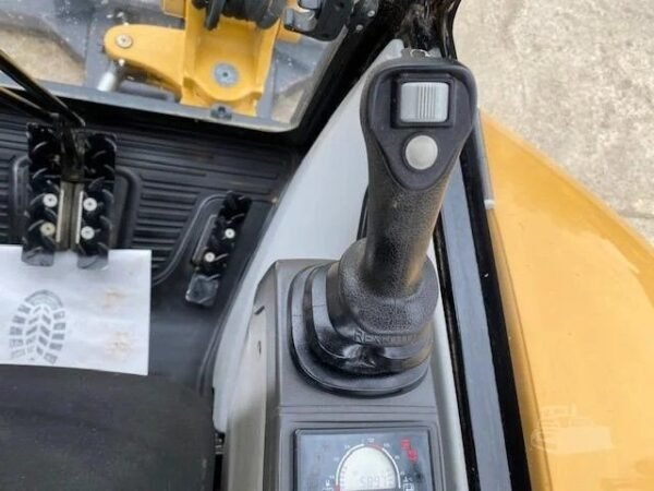 CATERPILLAR 302.7D + Marteau piqueur + Remorque + 4 Godets – Image 9