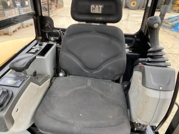 CATERPILLAR 302.7D + Marteau piqueur + Remorque + 4 Godets – Image 24