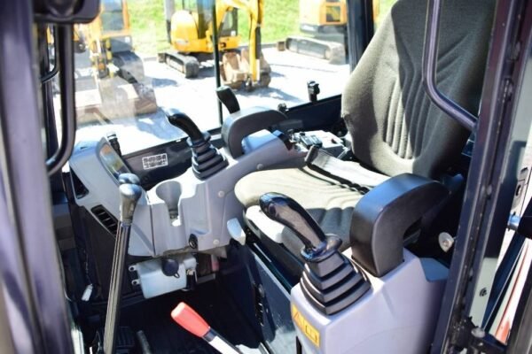 2015 Kubota U 27-4 + 3 Godets et Attache rapide – Image 5