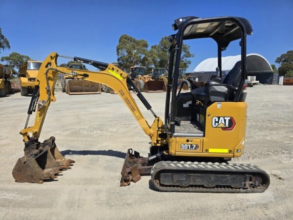 2021 CATERPILLAR 301.7CR + 3 GODETS + REMORQUE – Image 7
