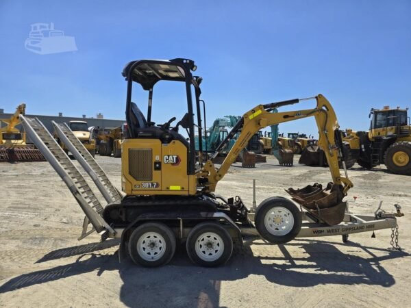 2021 CATERPILLAR 301.7CR + 3 GODETS + REMORQUE – Image 4