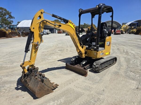 2021 CATERPILLAR 301.7CR + 3 GODETS + REMORQUE – Image 24